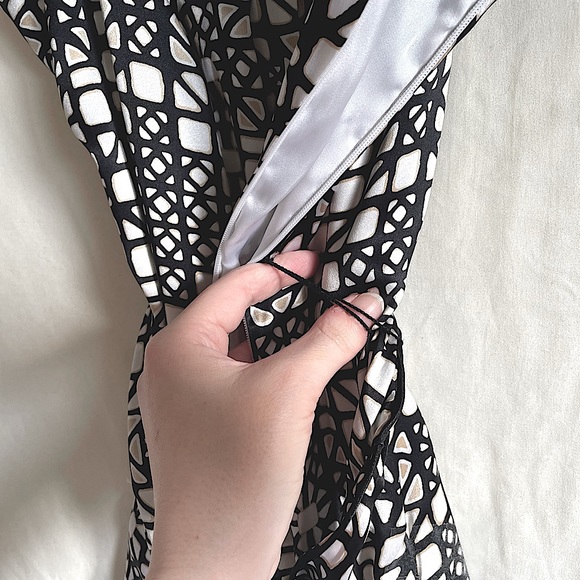 **NWOT** WHITE HOUSE BLACK MARKET, Geometric Pattern Silk Dress w/sash belt - Picture 9 of 11